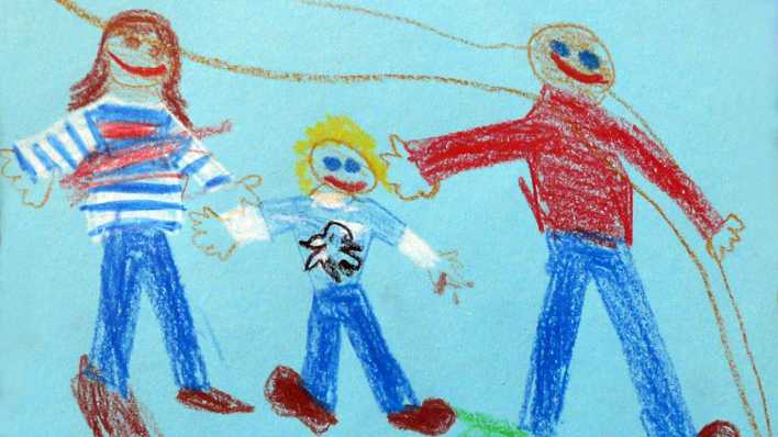 bunte Kinderzeichnung: Mama, Papa und Sohn, auf blauem Papier (Quelle: rbb/OHRENBÄR/Vincent)