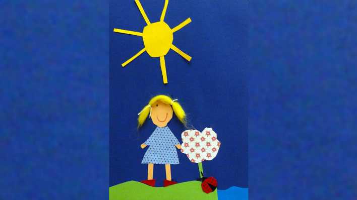Bunte Kinder-Collage: ein Mädchen mit blonden Haaren, auf einer grünen Wiese, ein kleiner Baum und ein Marienkäfer, blauer Hintergrund (Quelle: rbb/OHRENBÄR/Sonja Kessen)