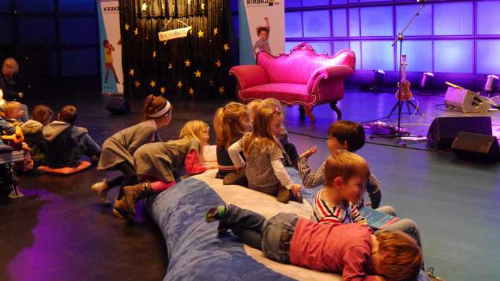 Blick in das Medientheater, Kinder auf Kissen vor der "Bärenbude" (Quelle: rbb/OHRENBÄR/Sonja Kessen)