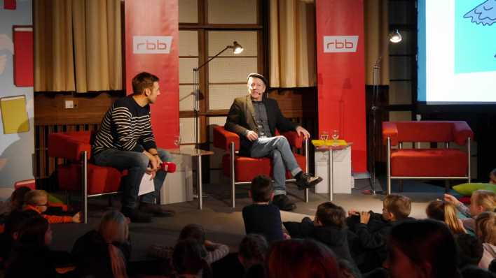Auf der Bühne: rbb-Moderator Marc Langebeck und Schauspieler Santiago Ziesmer im Gespräch (Quelle: rbb/OHRENBÄR/Sonja Kessen)