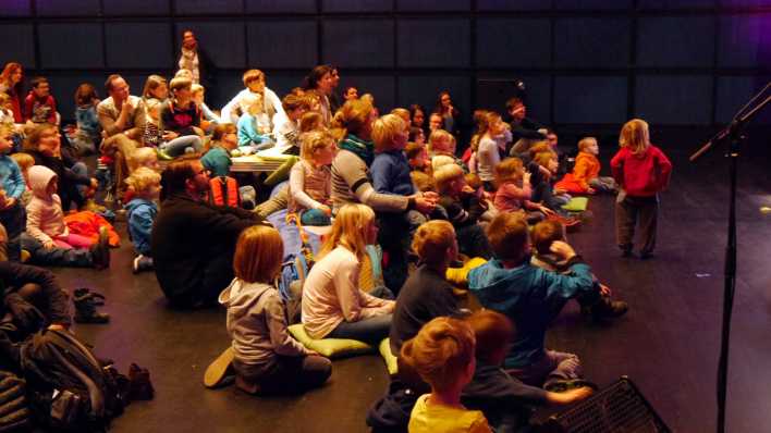 Publikum mit vielen Kindern schauen gespannt zur Bühne (Quelle: rbb/OHRENBÄR/Sonja Kessen)