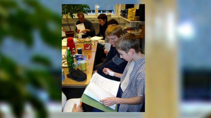 Jurymitglieder in den OHRENBÄR-Redaktionsräumen, im Vordergrund Kinderjuroren (Quelle: rbb/OHRENBÄR)