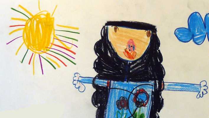 Bunte Kinderzeichnung: ein Mädchen mit langen, schwarzen Haaren streckt die Arme zur Seite, die Sonne und eine Wole darüber (Quelle: rbb/OHRENBÄR/Nadine)