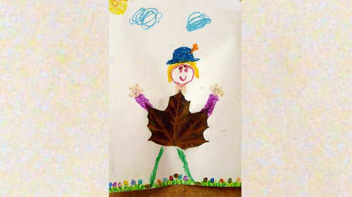 Bunte Kinderzeichnung: eine Collage aus Zeichnung von einem Mädchen mit einem blauen Hut und einem getrocknetem Blatt als Kleid (Quelle: rbb/OHRENBÄR)