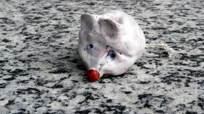 Eine weiße Maus mit roter Nase aus Ton auf einem Marmorboden (Quelle: rbb/OHRENBÄR/Sonja Kessen)