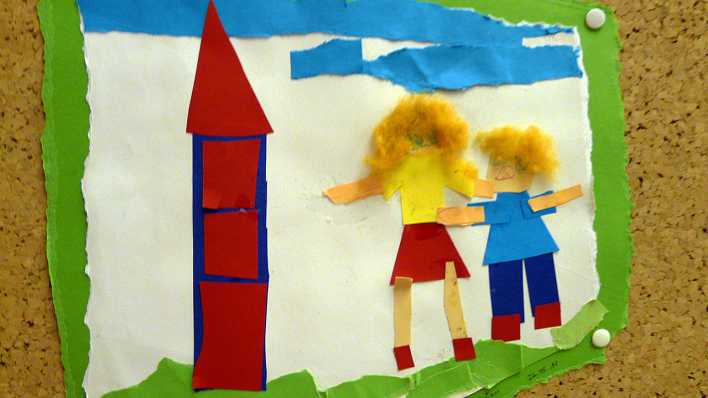 Kinderbastelei an einer Pinnwand: Mädchen und Junge neben einem roten Turm, darüber blaue Wolken (Quelle: rbb/OHRENBÄR)