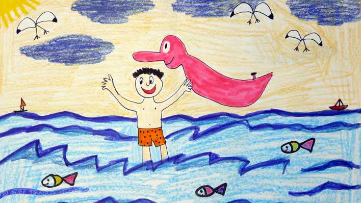Bunte Kinderzeichnung: ein Junge in wogenden Meereswellen mit einer roten, aufblasbaren Figur in der Hand winkt (Quelle: rbb/OHRENBÄR/Alexander)