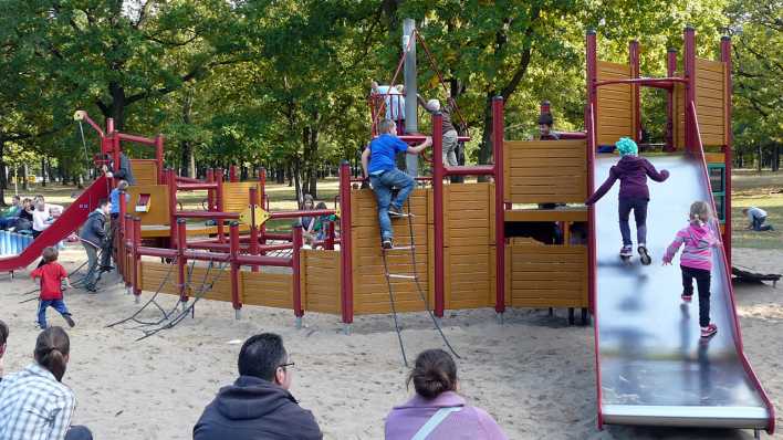 Ein Kinderspielplatz mit Kindern und Erwachsnenen am Rand auf einer Bank (Quelle: rbb/OHRENBÄR/Sonja Kessen)