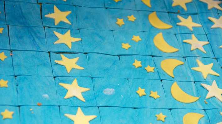 Gebäck, gelbe Sterne und Mondsicheln auf blauem Teig (Quelle: rbb/OHRENBÄR/Birgit Patzelt)