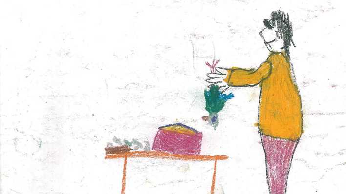 Bunte Kinderzeichnung: Frau im gelben Pullover hält vor einem Tisch einen grünen Vogel in den Händen (Quelle: rbb/OHRENBÄR)