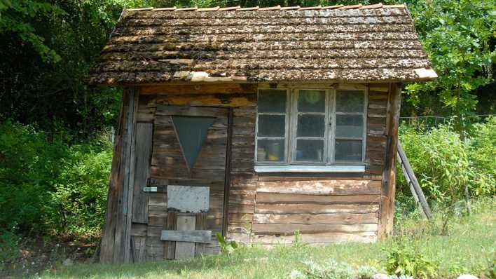 Ein altes Holzhaus im Wald (Quelle: rbb/OHRENBÄR/Birgit Patzelt)