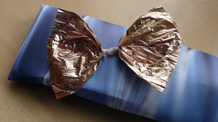 Ein Geschenk in blauer Verpackung und mit goldener Schleife (Quelle: rbb/OHRENBÄR/Sonja Kessen)