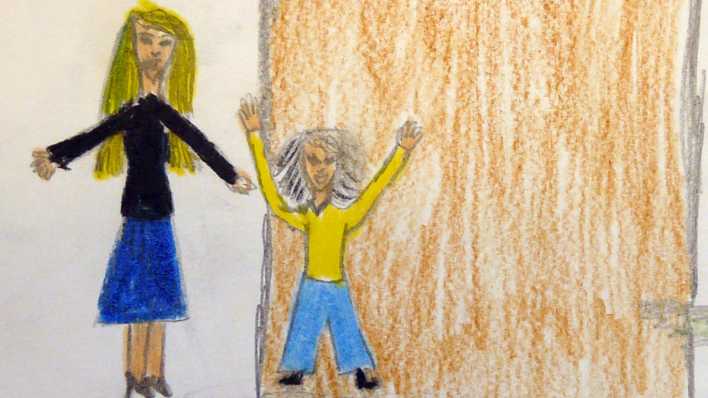 Kinderzeichnung: ein Mädchen im gelben Pullover reißt die Arme hoch, links daneben eine Frau (Quelle: rbb/OHRENBÄR/Shanice)