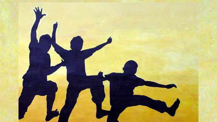 Drei Jungen springen in die Luft, ein Schattenbild mit blauen Figuren und gelben Hintergrund (Quelle: rbb/OHRENBÄR/Sonja Kessen)
