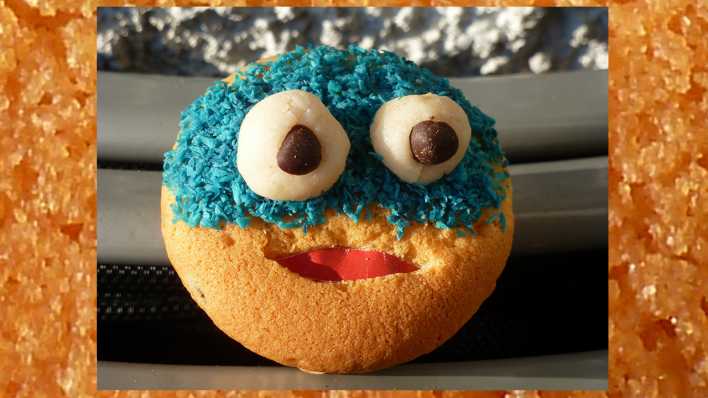 Ein gelb-blauer Keks, mit Augen und Mund (Quelle: Karin Gähler)