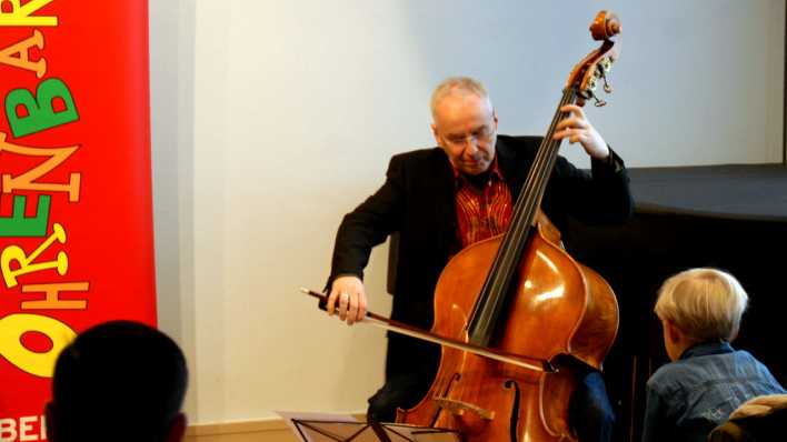 Musiker Martin Lillich spielt Kontrabass (Quelle: rbb/OHRENBÄR/Birgit Patzelt)