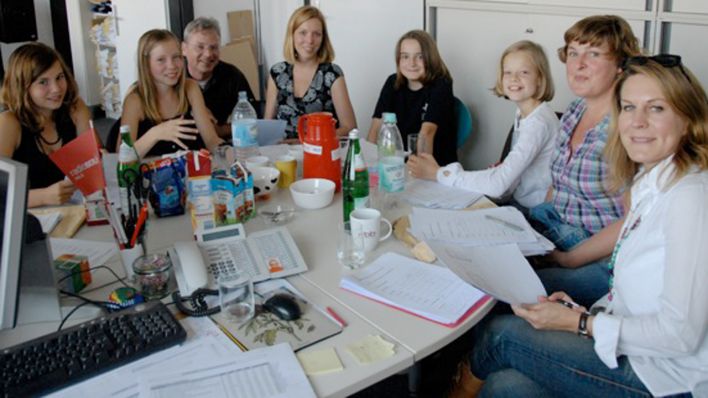 Alle Jury-Mitglieder des OHRENBÄR-Schreibwettbewerbs am Tisch in den Redaktionsräumen des rbb. (Quelle: rbb/OHRENBÄR)