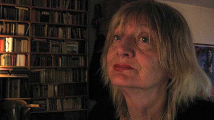 Porträt der Autorin Waltraud Meienreis, vor einem Bücherregal, abends (Quelle: privat)