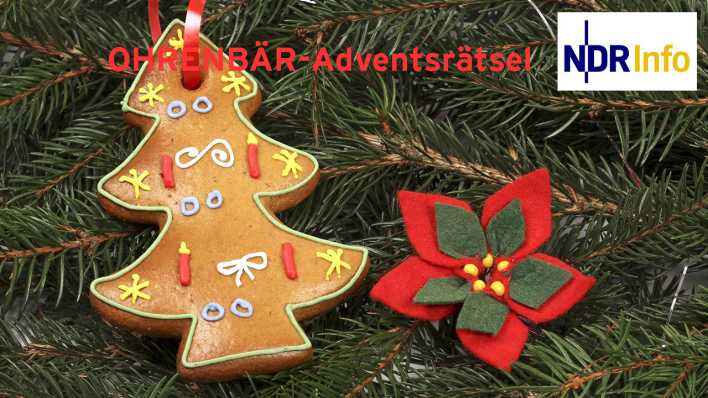 Grüner Tannenzweig, darauf ein Lebkuchen-Weihnachtsbaum und eine Stoffblume, Schriftzug: OHRENBÄR-Adventsrätsel und Logo von NDR info (Quelle: imago images/CHROMORANGE)