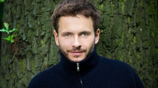 Porträt des Schauspielers Jacob Weigert vor einem Baumstamm (Quelle: Anja Scholta)