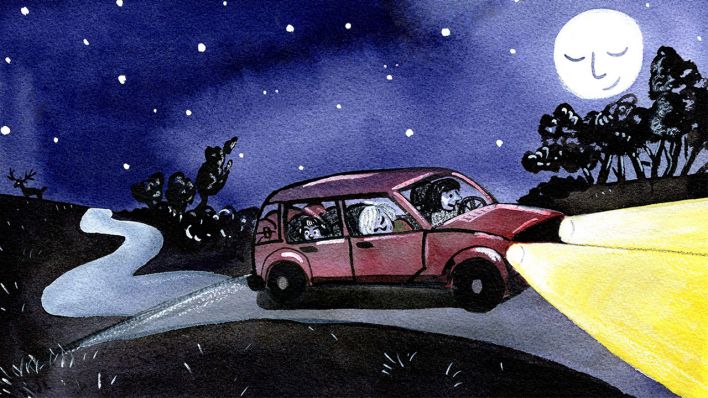 Originalzeichnung: ein PKW fährt nachts auf der Landstraße, ein Mädchen schläft im Auto, der Mond lächelt (Quelle: rbb/OHRENBÄR/Leonard Erlbruch)