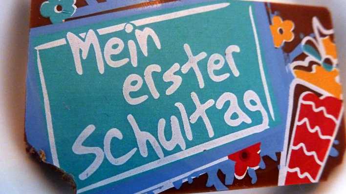 Eine Schokoladentafel, darauf eine essbare Schultüte und der Schriftzug "Mein erster Schultag" (Quelle: rbb/OHRENBÄR/Sonja Kessen)