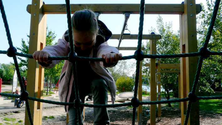 Mädchen im Kletternetz auf einem Kinderspielplatz (Quelle: rbb/OHRENBÄR/Sonja Kessen)