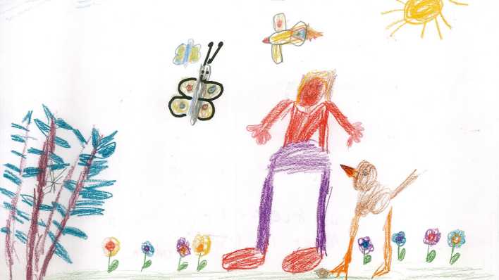 Bunte Kinderzeichnung: Sträucher, Blumen, ein Schmetterling, Vögel und ein Mädchen auf einer Wiese, die Sonne scheint (Quelle: rbb/OHRENBÄR/Antje)