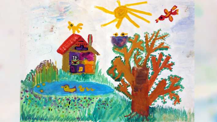 Bunte Kinderzeichnung: ein See mit Enten, Drumherum Wiese, ein Haus, ein Baum, die Sonne scheint, Vögel fliegen (rbb/OHRENBÄR/Danilo)
