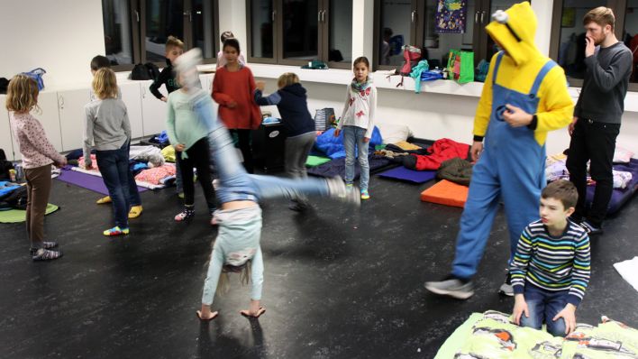 Blick in den Schlafraum, viele Matratzen auf dem Boden, Kinder spielen und Erwachsene sind dabei (Quelle: radioBERLIN/Matthias Bartsch)
