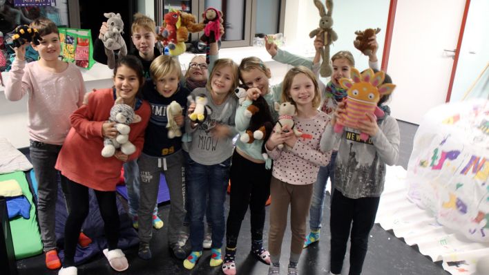 Gruppenbild mit Mädchen und Jungen, die ihre Kuscheltiere nach oben halten (Quelle: radioBERLIN/Matthias Bartsch)