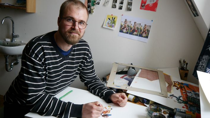 Illustrator Leonard Erlbruch arbeitet am Zeichentisch (Quelle: rbb/OHRENBÄR/Sonja Kessen)