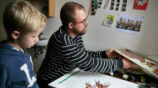 Kinder-Reporter Vincent schaut zu, wie Illustrator Leonard Erlbruch am Zeichentisch arbeitet (Quelle: rbb/OHRENBÄR/Sonja Kessen)