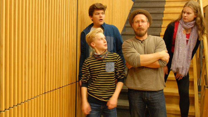 Gruppenfoto mit Arthur Wolfgang Mai, Tim Daxelhofer, Uve Teschner und Lucia Sophie Frank auf der Treppe (Quelle: rbb/OHRENBÄR/Birgit Patzelt)