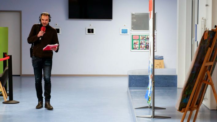 radioBERLIN-Reporter Mathias Barsch bei der Livereportage aus der Klax Schule, auf dem Schulflur (Quelle: Klax Schule/Frederike Coring)