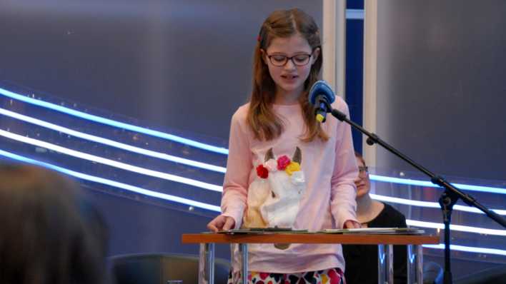 Laudatorin Finja aus der Kinderjury am Mikrofon (Quelle: rbb/OHRENBÄR/Birgit Patzelt)