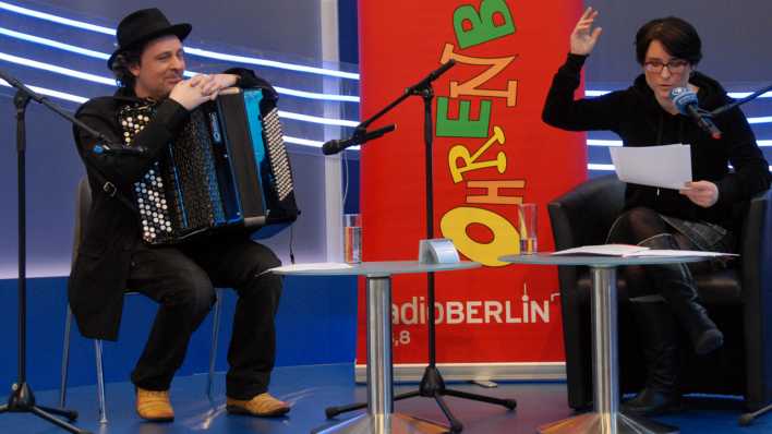 Musiker Uwe Steger und Autorin Christine Anlauff auf der Bühne, im Hintergrund OHRENBÄR-Banner (Quelle: rbb/OHRENBÄR/Birgit Patzelt)