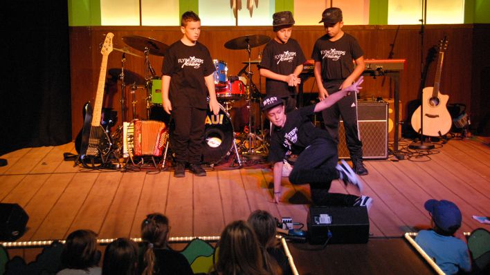 Breakdancer der Flying Steps Academy auf der Bühne (Quelle: rbb/OHRENBÄR/Birgit Patzelt)