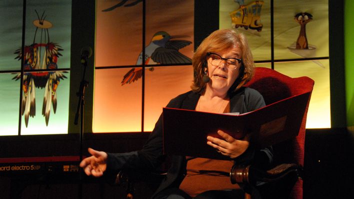 Schauspielerin Frauke Poolman auf dem OHRENBÄR-Sessel, liest eine Radiogeschichte (Quelle: rbb/OHRENBÄR/Birgit Patzelt)