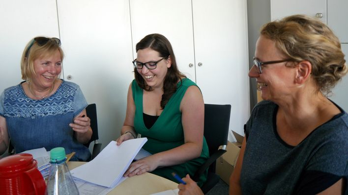 Die Jury entscheidet: Susanne Kornblum, Corinna Windeck und Birgit Patzelt (Quelle: rbb/OHRENBÄR/Sonja Kessen)