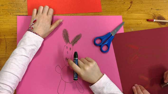 Kinderhände auf einem Tisch, beim Zeichnen (Quelle: rbb/OHRENBÄR/Pia Wollschläger)