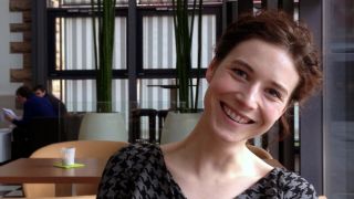 Porträt der Autorin Verena Petrasch, in einem Café, Kopf zur Seite geneigt (Quelle: privat)