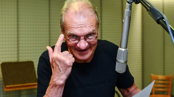 Vor dem Mikrofon, mit dem Zeigefinger zur Stirn tippend: Schauspieler Joachim Kaps (Quelle: rbb/Oliver Ziebe)