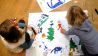 Kinder malen mit dicken Tintenstiften (Quelle: rbb/OHRENBÄR/Birgit Patzelt)