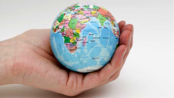 Eine Hand hält einen Globus (Quelle: rbb/OHRENBÄR/Birgit Patzelt)