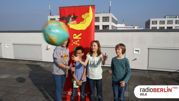 Kinderjury vom OHRENBÄR-Schreibwettbewerb 2018 - Merle, Noah, Mina und Kilian, beim Dreh auf der rbb-Terrasse (Quelle: rbb)