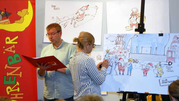 OHRENBÄR-Autor Hubert Schirneck liest und Sandra Bach zeichnet dazu (Quelle: rbb/OHRENBÄR/Birgit Patzelt)