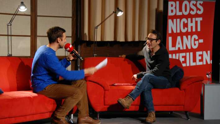 rbb-Moderator Marc-Langebeck interviewt Schauspieler Boris Aljinovic (Quelle: rbb/OHRENBÄR/Birgit Patzelt)