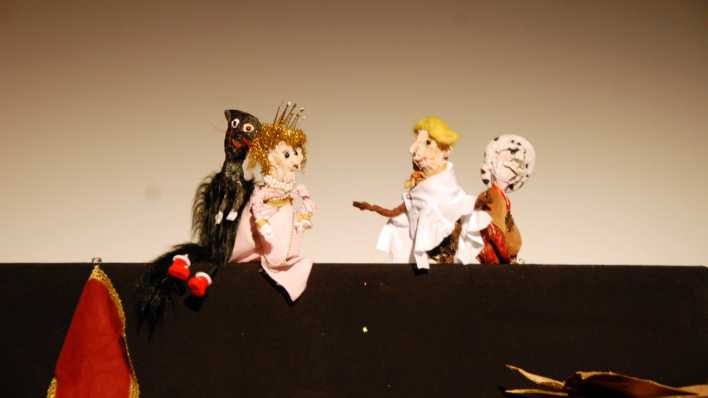 Vier Figuren auf der Puppenbühne, Puppenspiel vom "Gestiefelten Kater" (Quelle: rbb/OHRENBÄR/Birgit Patzelt)