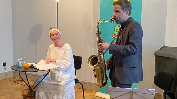 Autorin Frauke Angel und Saxophonist Tilman Ehrhorn (Quelle: rbb/OHRENBÄR/Birgit Patzelt)